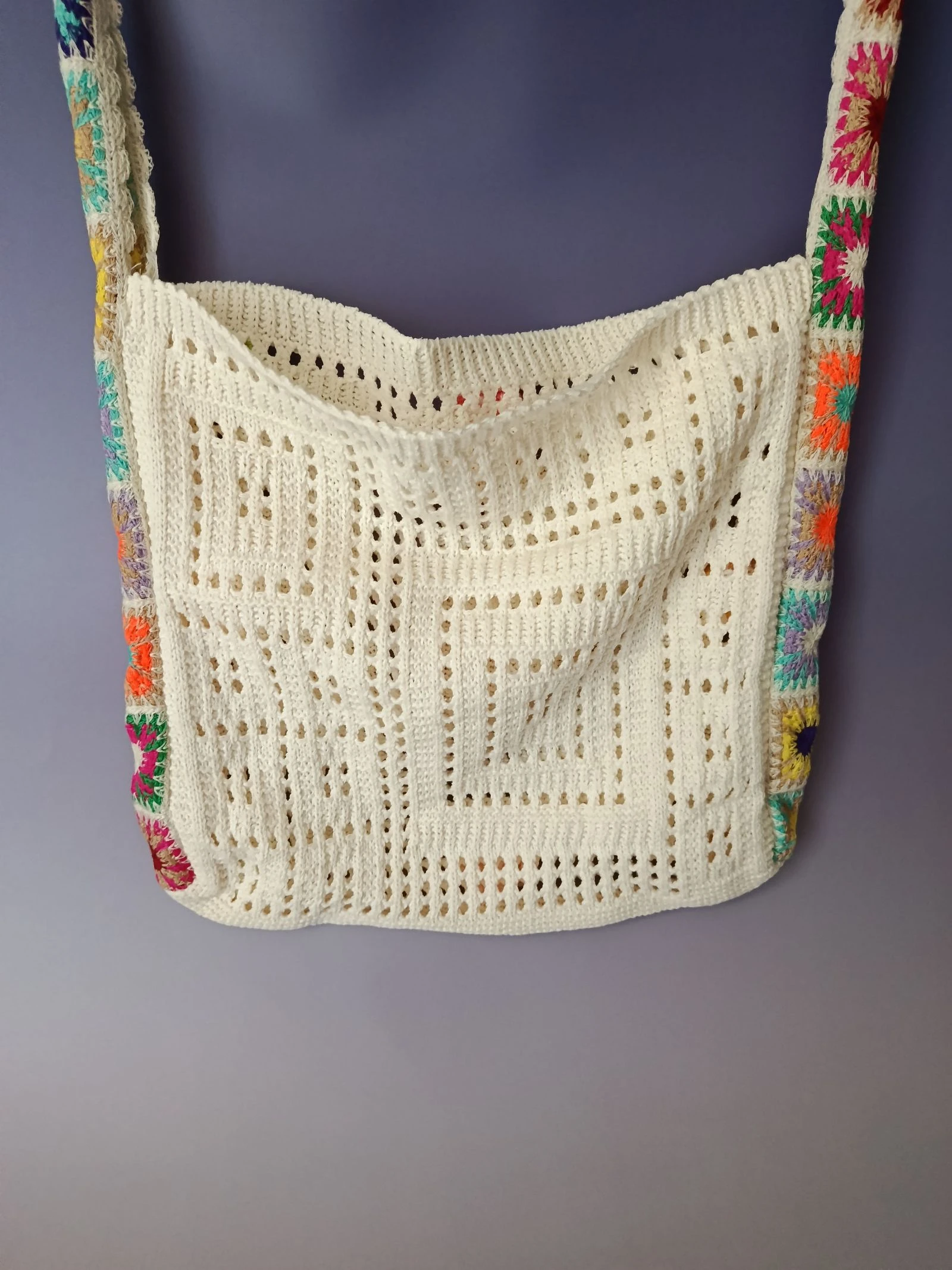 Ecru tas met open werk en gekleurde bloemen – photo 3